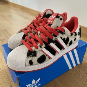 ADIDAS SUPERSTAR CNY CHINESE NEW YEAR OX FY8798 - Skorna är nästan som nya, de har burits några få gånger. Mycket bra skick. Storlek 42 och 2/3.  Shoes are almost like new, worn a few times. Very good condition. Size 42 and 2/3.