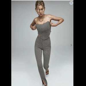 4th & reckless X Elsa Hosk - -Limited edition- Säljer oanvänt komplett set då jag fick hem dubbletter. Prislapp finns kvar på båda delarna samt obruten förpackning.  Byxor i strl 36 Korsett strl 38 (Är vanligtvis 36, men passar)