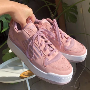 Nya sneakers adidas - Helt nya sneakers som blev i fel storlek, så endast testade! Så himla snygga och perfekta till våren!