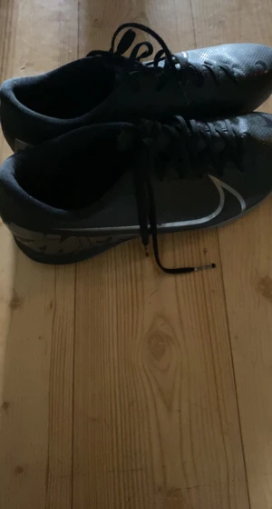 Nike skor - Hej! Jag säljer min Nike inomhusskor därför dom är för små. Dem är i väldigt fint skick och har aldrig kommit till användning. Pris kan diskuteras.
