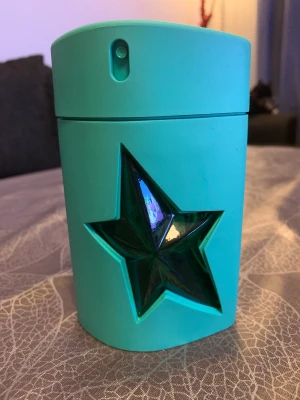 THIERRY MUGLER - KRYPTOMINT, 100ml edt (NEW, DISCONTINUED, RARE) - Säljer en helt NY parfym från Thierry Mugler, kryptomint. Den är limited edition och har utgått sedan flera år tillbaka… Därav är den mycket svår att få tag på! Enligt mig och många andra är doften unisex. Doften kan beskrivas som mycket fräsch och frisk.