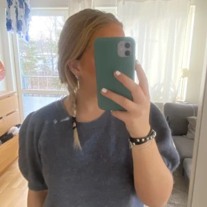 Stickad tröja - En super fin stickad blå tröja från Vero Moda som är stl XL men är väldigt liten för sin storlek och passar mig som har S/XS 