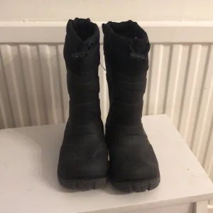 Fodrade stövlar - Helt oanvända, grabben tyckte de var för höga när vi köpte dem.