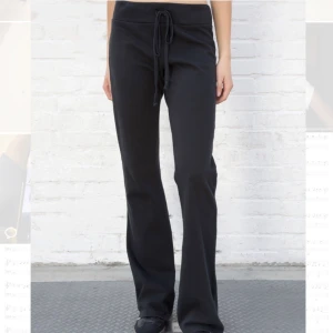 Hilary yoga pants - Säljer dessa nästan utsålda byxor från brandy melville, dem va lite korta på mig och är ändrat testade! Nypris var 320 kr utan frakt.  Skriv vid intresse, tryck inte på köp ej! 
