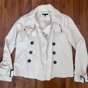 Jacka - Säljer en jacka i strl S. Några fläckar jag inte testat än om det går bort men borde gå bort i maskinen. Köpare står för frakt🤍