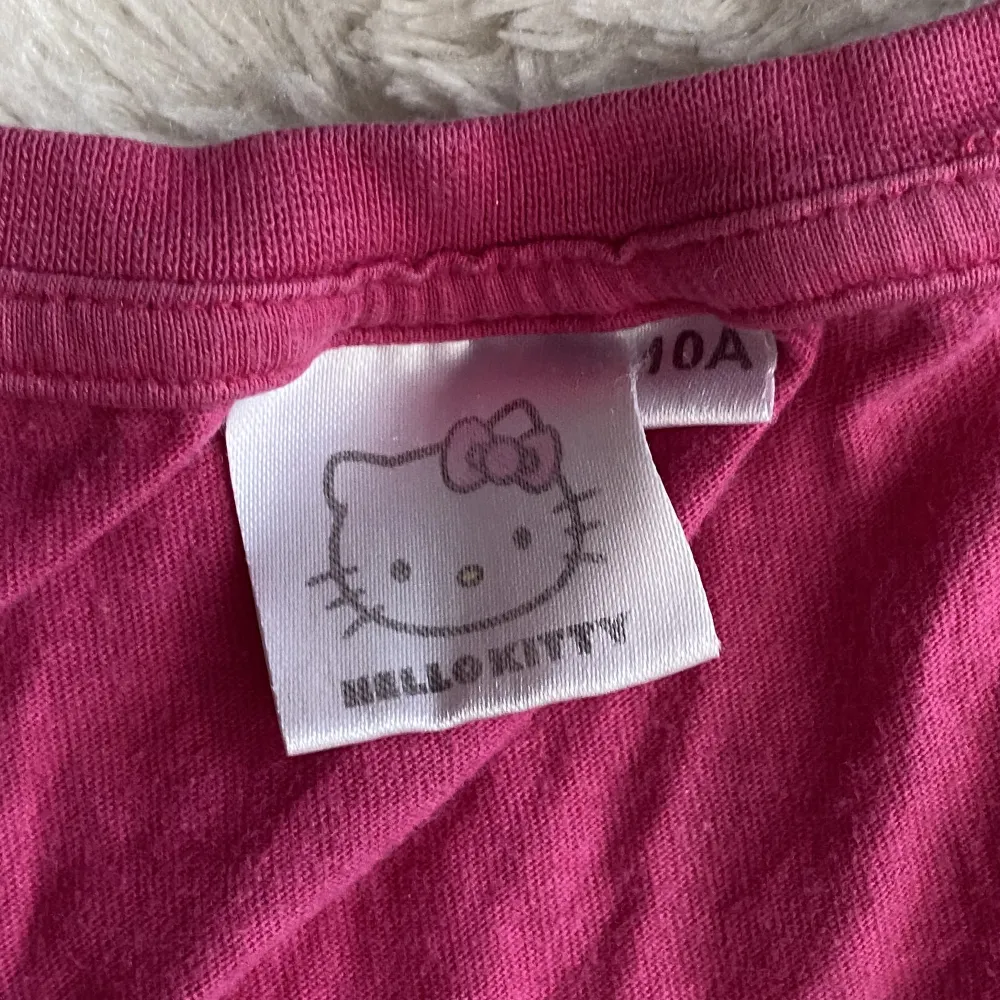 en superfin rosa babytee, trycket är glittrigt och finns inga tecken på användning, tyget är inte så stretchigt, skulle säga storlek xs-s, möts gärna. T-shirts.