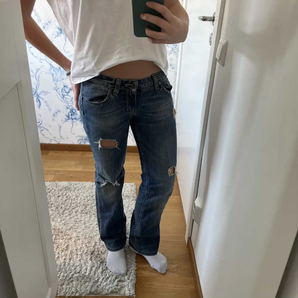 Säljer min low waist jeans jag köpte i Italien då de tyvärr är för små! Passar en xs. Jeans & Byxor.