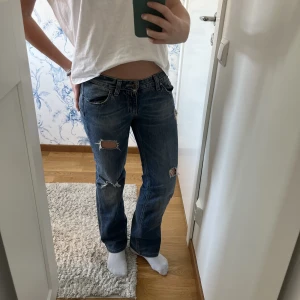 Low rise jeans - Säljer min low waist jeans jag köpte i Italien då de tyvärr är för små! Passar en xs