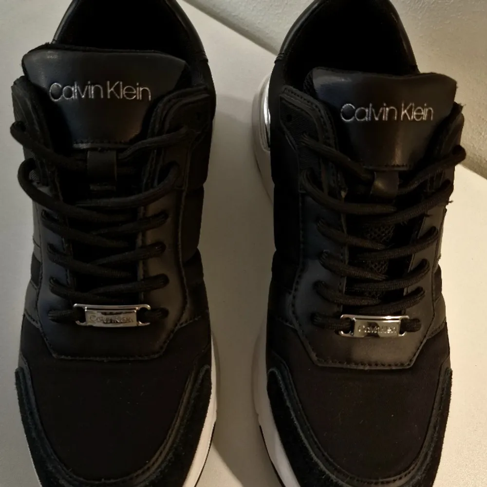 Svarta sneakers i nyskick från Calvin Klein - serie 