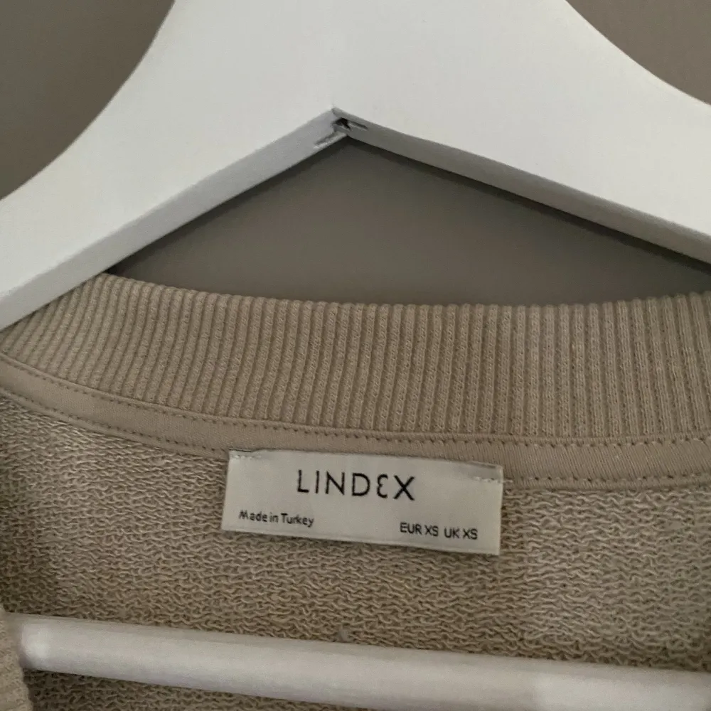 Säljer min beiga sweatshirt ifprn Lindex då den är för stor för mig.  Säljs för 100 kr . Hoodies.