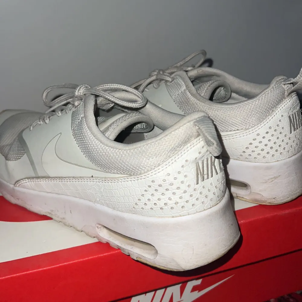 Nike skor köpt för 1.2 säljer för billigare pris pga använda.  Storlek 39. . Skor.