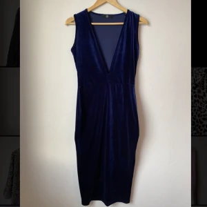 Low-cut V neck blue velvet midi dress - Worn once, perfect condition