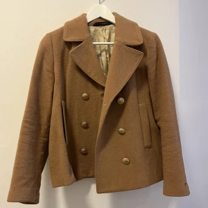 Beige Jacka från Morris - Skepparjacka med guldiga knappar. Beige/ljusbrun i färgen. Använd men fortfarande i väldigt fint skick. Bara att skicka ett meddelande om man önskar fler bilder på jackan!