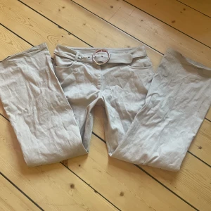 Beiga jeans - Superfina baggy lågmidjade byxor i flare fit! Midjemått: 37cm Innerbenslängd 78cm