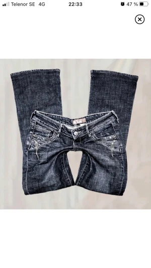 Lågmidjade jeans - Säljer nu ett par jeans jag precis fick hem då de tyvärr inte fick plats över min rumpa. De är ett par lågmidjade jeans 76cm i midjan och 76cm i innerbenslängd. Bootcut med detaljer bak och fram. Använder bilderna av tjejen jag köpte av❤️