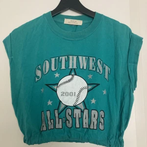 Sporty upcycled vintage crop top - Supersöt och sporty topp köpt från Urban outfitters och deras ”Urban renewal” koncept. Alltså en upcycled vintage topp 🌸har tecken på använding: sprickor i trycket och lite misfärgning. Har ingen storlek, men skulle säga omkring small.