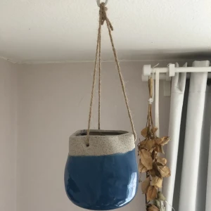 Kruka  - Jätte söt blå hängande kruka från tiger som jag inte använder. 