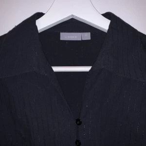 Skjorta - Svart skjorta med smala glittriga ränder, de bästa bilderna jag var just nu men kontakta mig om du vill ha bättre🤗