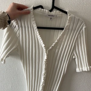 Vit topp  - Vit topp. Så söt! Fint skick.