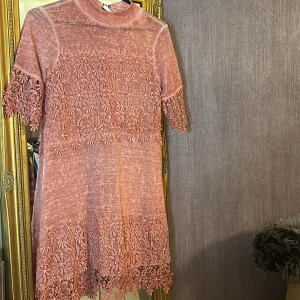 Klänning  - Söt vår klänning i aprikos 