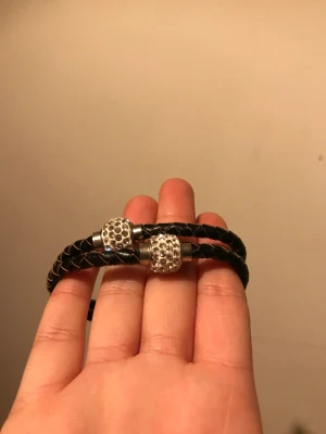 Armband - Den stängs genom magnet 30 kr st 50 kr för båda