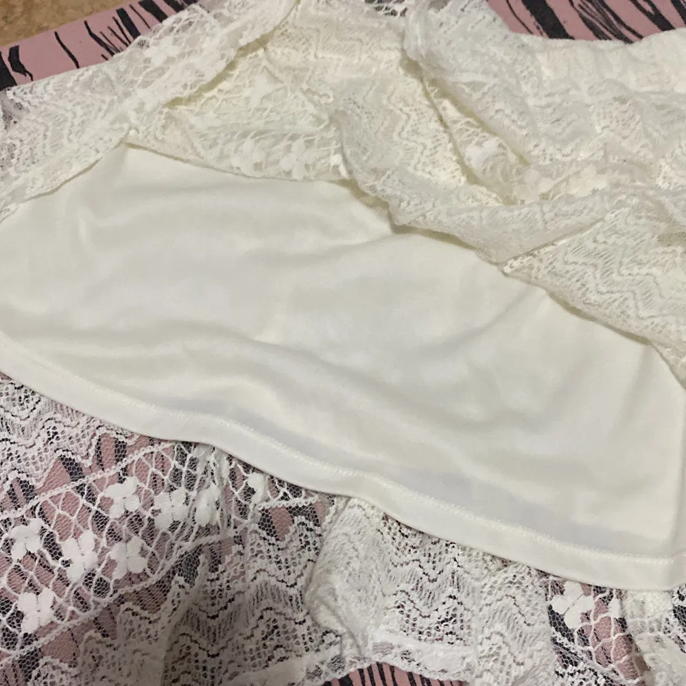 Vit kjol från lindex i St XXS-XS. Har två lager i blomriga mönster som passar just perfekt till sommarn☺️. Kjolar.