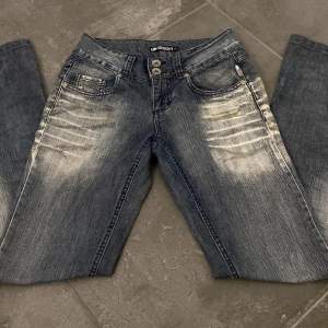 Skit snygga vintage jeans med coola detaljer. Köpta här på plick men kommer inte till så stor användning. Passar perfekt på mig som är 162 cm lång och brukar ha 34 i byxor❤️