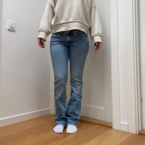 Jeans  - Lågmidjad flared Pepe Jeans i superfin blå tvätt! Säljer då de är lite för stora för mig.