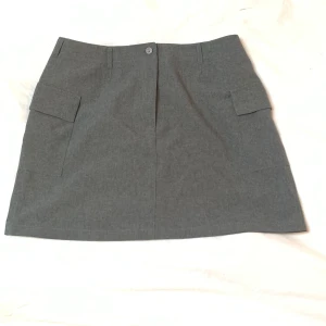 Kostym kjol - Grå mini kjol i kostym material 