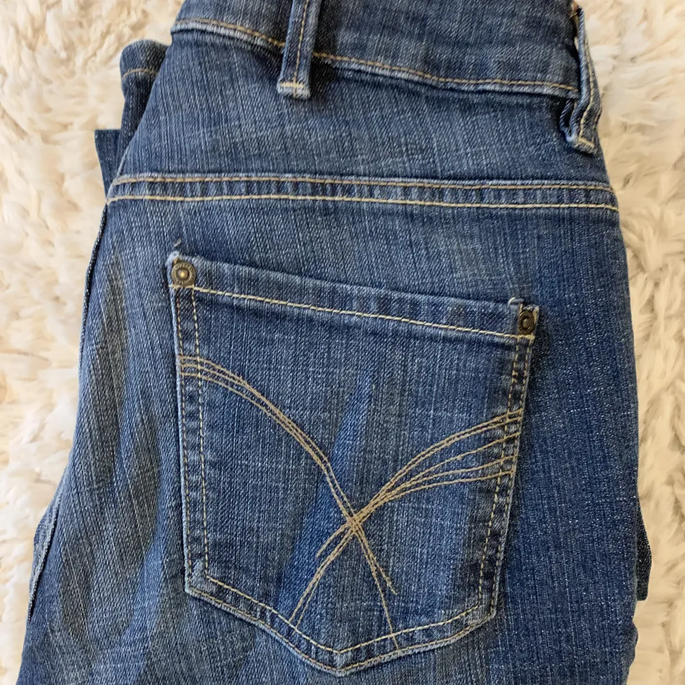 Blå straight regular jeans. Köpta secondhand i bra skick! Hör av dig om du är intresserad:). Jeans & Byxor.