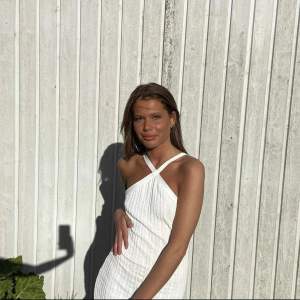 Säljer en jätte fin vit stickad klänning som inte kommer till användning. Kom privat för frågor osv!💕💕