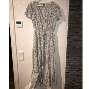Prickig Maxiklänning! - Superfin lång sommarklänning. Storlek S. 