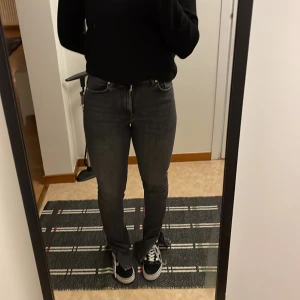 Jeans Zara - Säljer mina svarta jeans med slits då de är för långa och kommer aldrig till användning. De är något slitna längstnere, samt att jag råkat dra av en av hylsorna. De är annars knappt använda och jättesköna. Köparen står för frakt!
