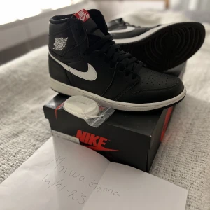Air Jordan 1 Retro High OG Ying Yang EU 43/US 9.5 - Air Jordan 1 Retro High OG Ying Yang EU 43/US 9.5 Con 8/10 2500kr Sneakers sparsamt använt Kan träffas i Stockholm/ Norrköping eller fraktas spårbart. Frakten står köparen för :)