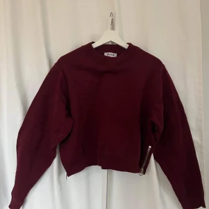 Acne Studios  - Acne Studios vinröd tjocktröja i storlek S (stor i storleken). Använd ett fåtal gånger, nästan som ny! 
