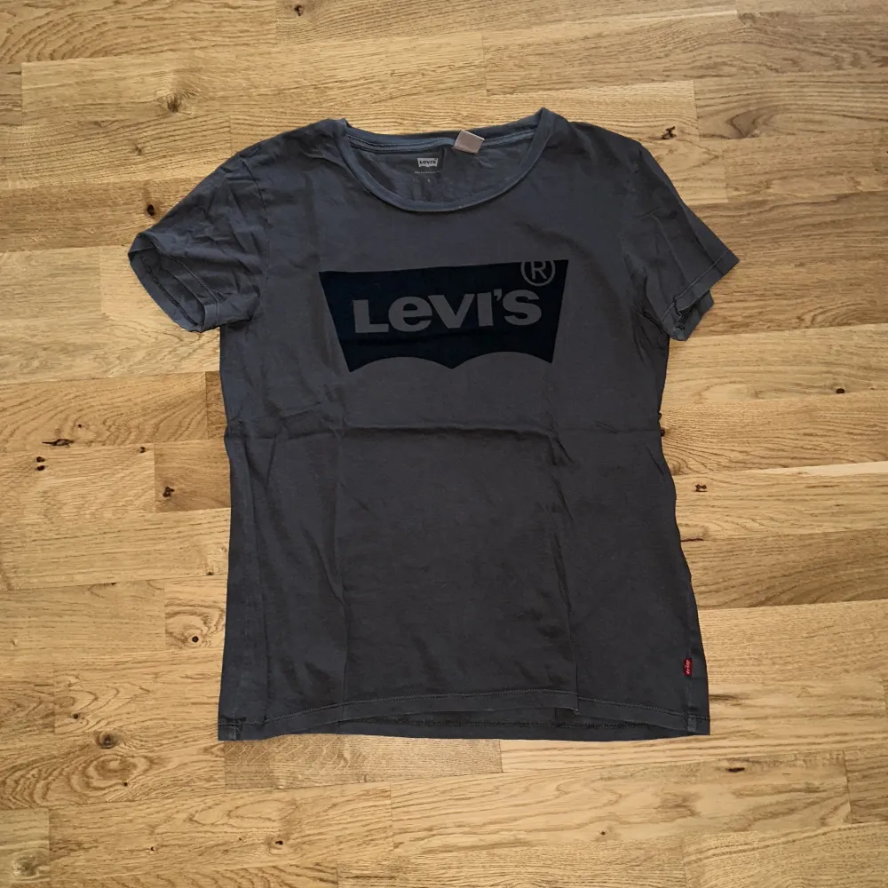 Simpel grå t-shirt från Levis. Hund finns i hemmet . T-shirts.