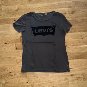 Simpel grå t-shirt från Levis. Hund finns i hemmet 