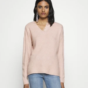 Stickad tröja - Säljer denhär superfina stickade tröjan som jag har använt 1 gång, den är i så bra skick och den är jättemjuk, den är köpt på zalando och märket är vero Moda, nypris är 220kr men jag kommer sälja den mycket billigare 💕