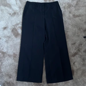 Kostymbyxor  - Raka kostymbyxor från H&M i storlek 40, sitter snyggt baggy på mig som har storlek 36/38. Frakt tillkommer!