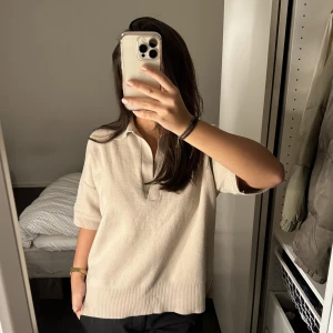 stickad tröja - jättefin beige stickad tröja från h&m med slits på sidorna. fint skick🤍