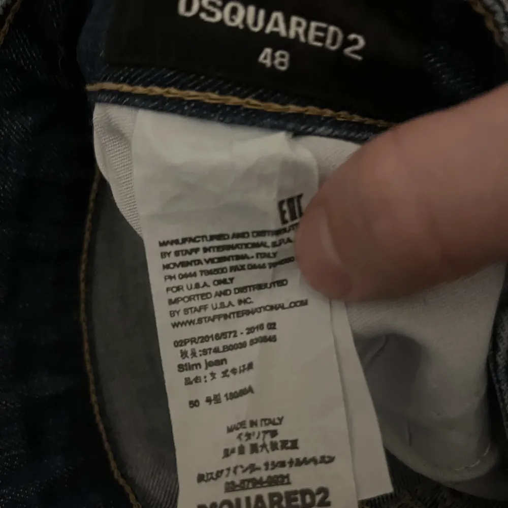 Säljer mina Dsquared2 jeans som är icke autentiska och Oanvända för endast 449kr! Väldigt bra kvalité på dem, och de passar dig som är mellan (170-180cm) lång.. Jeans & Byxor.