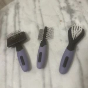 Borstar till päls djur - Säljer de här 3 borstarna som man kan ha till päls djur köpte de till mina marsvin men de gillade inte att bli börsraset. Köpte för 125kr säljer för   50kr 