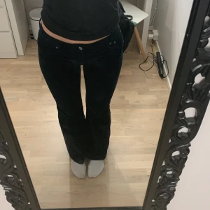 Lågmidjade bootcut byxor  - Säljer mina mörkblåa lågmidjade manchesterbyxor med bootcut. storlek 36🫶🏼skriv för fler bilder och buda❤️