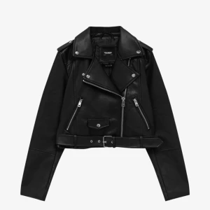 SKINNJACKA - jättefin skinnjacka ifrån pull&bear💕💕små i storlekarna så är i L men sitter bra på nån som brukar ha S!!!! KÖPT FÖR 359kr