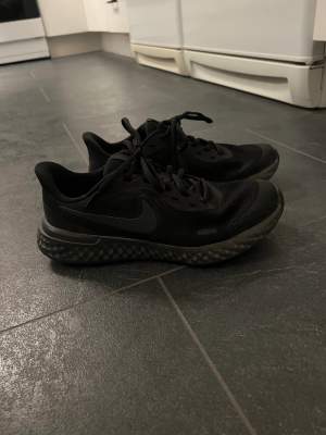 Nike träningsskor som är använda fåtal gånger då jag beställde fel storlek. Hör av er om ni vill ha fler bilder😇 pris kan diskuteras vid snabb affär. 