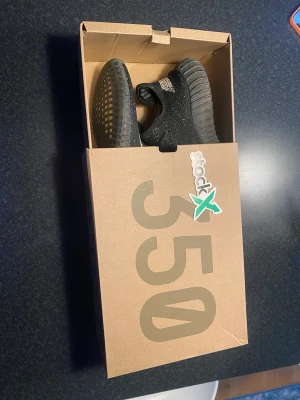 Yezzy oreo - Säljer nu mina Yezzys pågrund av att dem är för små. De är i bra skick och har kartongen kvar. Bara sulan som är lite sliten. Kontakta mig om du vill ha fler bilder.