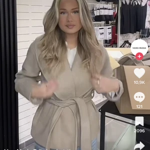 Kort beige kappa - Säljer denna trendiga korta kappa från veromoda. Helt oanvänd, prislappen sitter kvar. Den är svårt att få tag på.