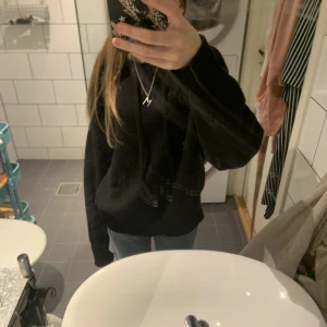 Stickad hoodie  - Säljer denna skit snygga stickade hoodie ifrån zara som är köpt för nån dag sen men har ångrat mig och har inte kvitto kvar, nypris 400kr men mitt pris är 250❤️❤️ PRIS GÅR ATT DISKUTERA
