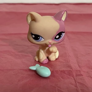 Littlest pet shop katt #1402 med tillbehör  - Äkta och i mycket bra skick, skriv gärna för fler bilder! kolla gärna mina andra annonser då jag kan skicka dom i samma paket, frakten kan öka från 15kr till 30kr om det överstiger 100gram vid samfrakt