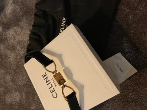 Celine bälte  - Underbart vackert bälte från Celine. Passar alla storlekar, svart kalvskinn med guld spänne.  Nypris 6000kr